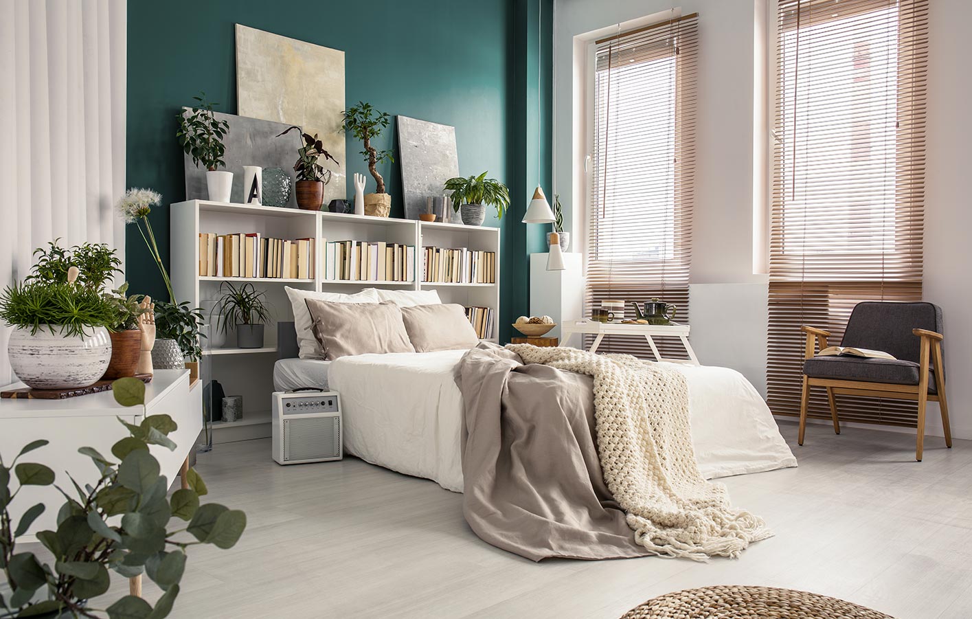 heller Laminatboden in einem modernen Schlafzimmer mit Zimmerpflanzen